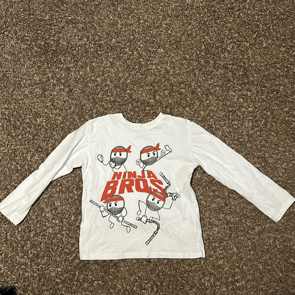 The Children’s place size 7/8 white long sleeve shirt.